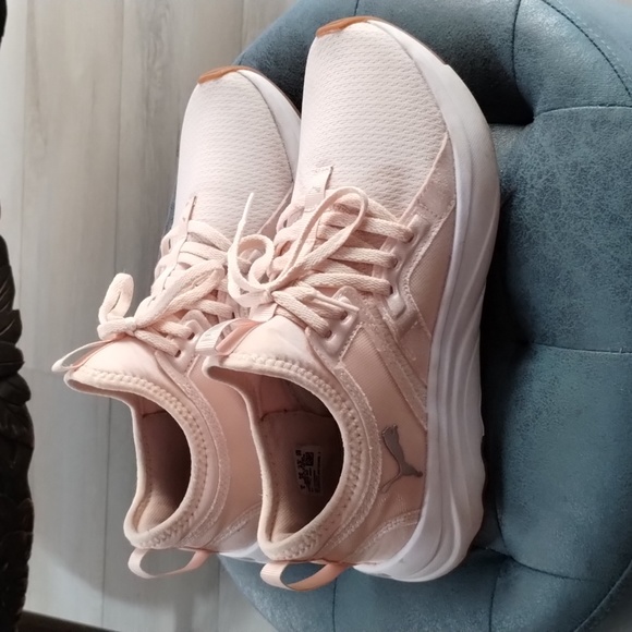 Shoes - Picture 2 of 7